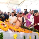 मुख्यमंत्री पुष्कर सिंह धामी ने आज लैंसडाउन, पौड़ी गढ़वाल में आयोजित शहीद सम्मान समारोह कार्यक्रम में प्रतिभाग किया